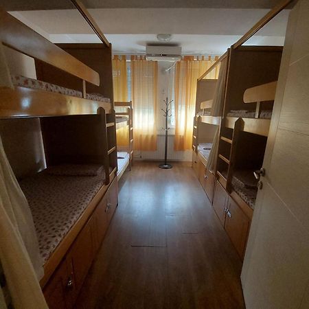 Hostel Valentin 2 Skopje Ngoại thất bức ảnh