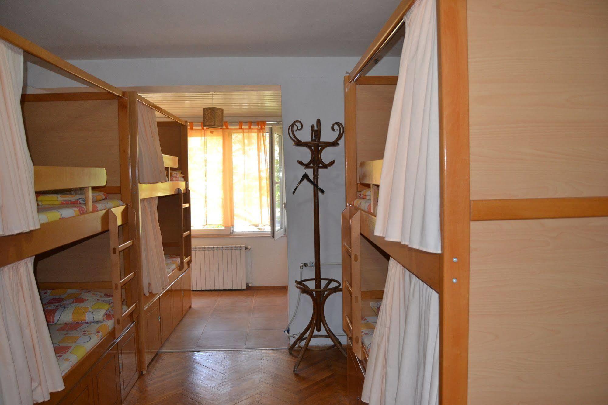 Hostel Valentin 2 Skopje Ngoại thất bức ảnh